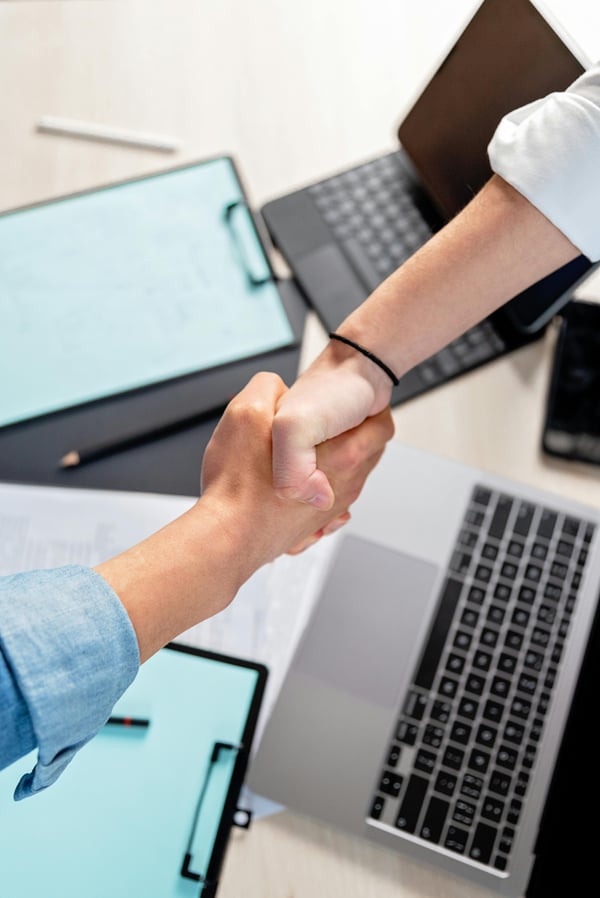 handshake-pexels-7989239